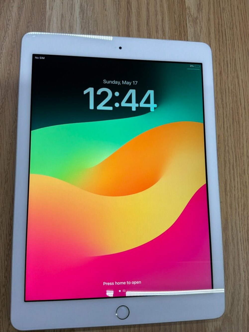 Apple iPad 6th Generation 32GB Wi-Fi + Cellular 9.7" Silver iPadOS 17
